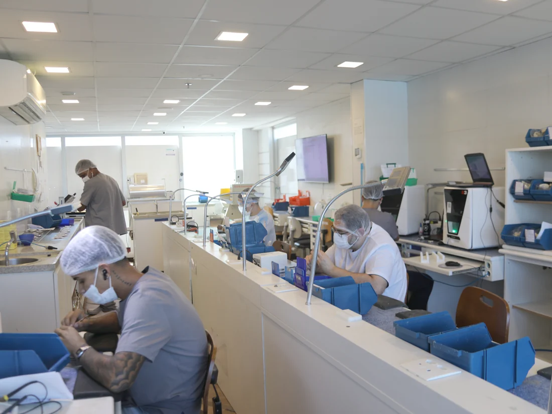 equipe da fábrica ezaligner produzindo alinhadores na bancada
