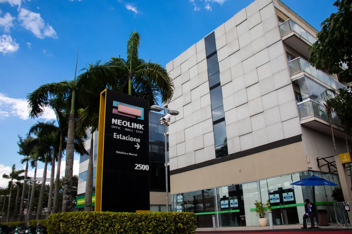 fachada do neolink office mall na avenida ayrton senna, barra da tijuca