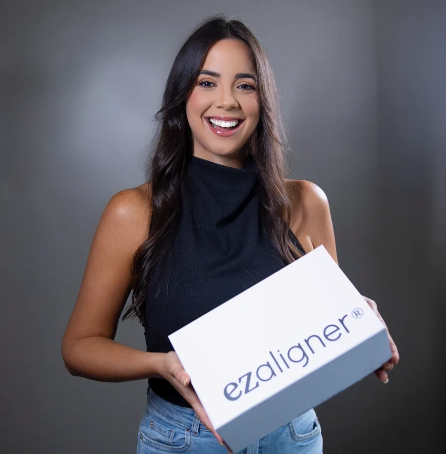 influenciadora sorrindo segurando a caixa ezaligner