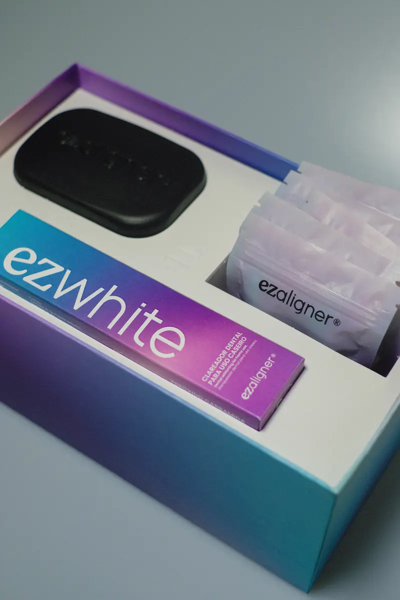 box ezaligner aberta com estojo, sachês e kit de clareamento