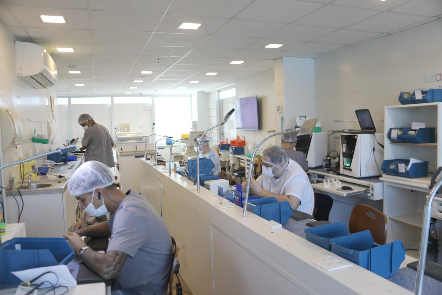 equipe da fábrica ezaligner produzindo alinhadores