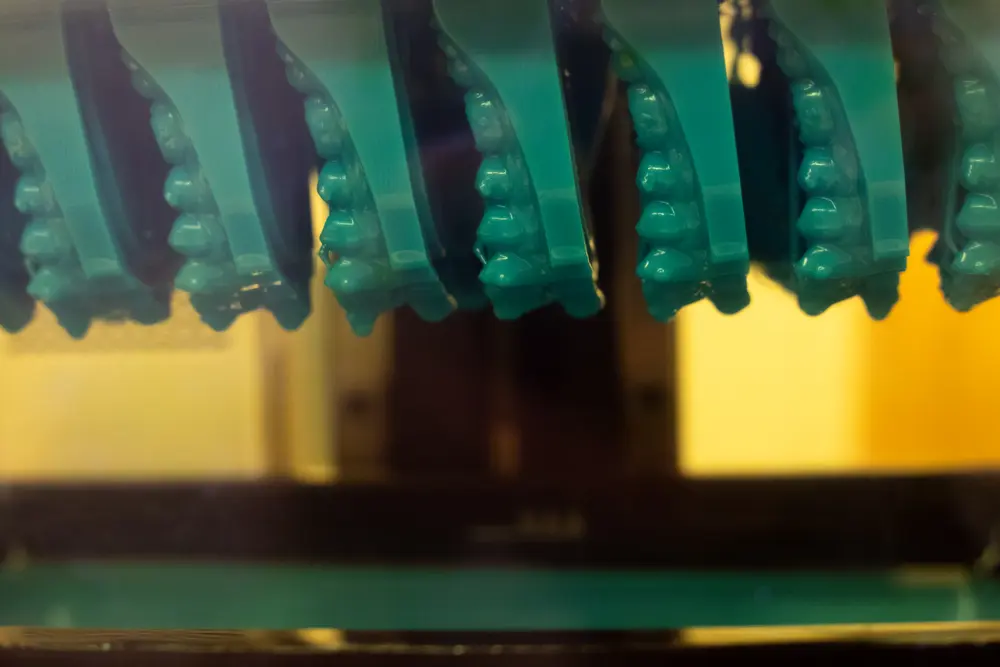modelos 3d saindo da impressora na fábrica ezaligner