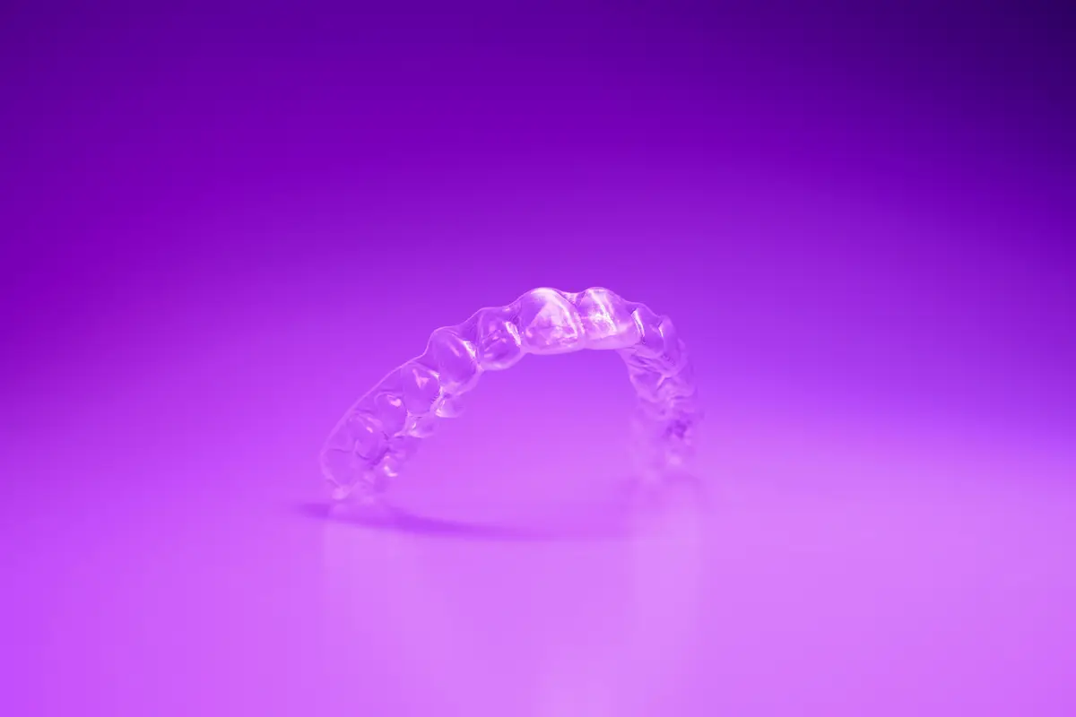alinhador transparente ezaligner em fundo roxo
