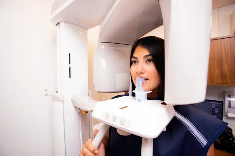 paciente fazendo radiografia panorâmica na clínica ezaligner
