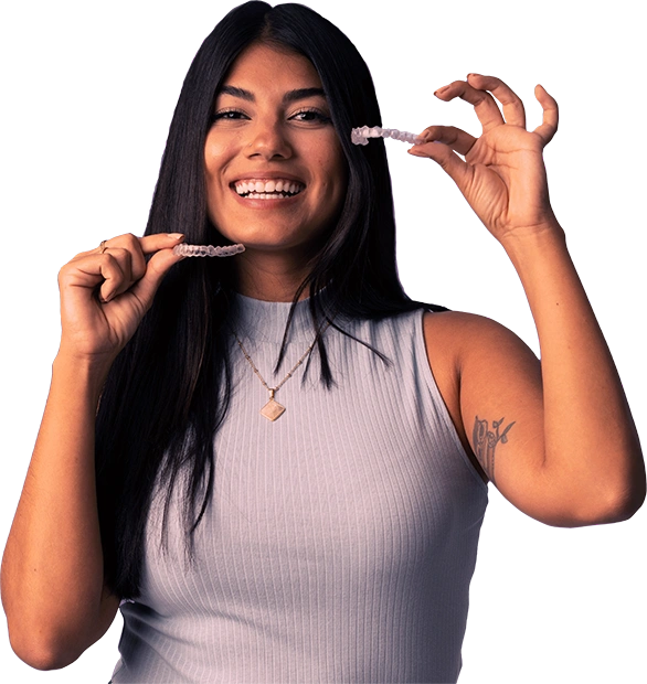 mulher sorridente segurando dois alinhadores transparentes ezaligner