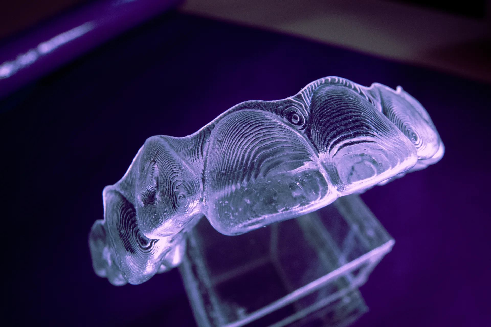 alinhador transparente ezaligner em close, ensaio de produto